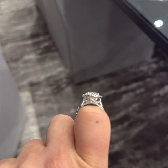 IGI 5.32 carats lab grown stone with natural diamond setting